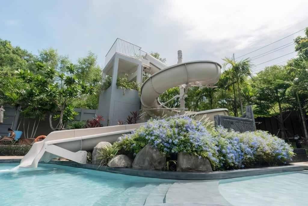 Sea View -high Floor 2 Bed Excellent Location Apartment Pattaya